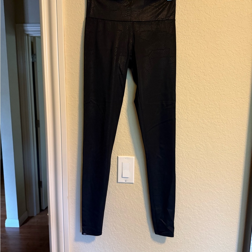 Onzie Black High-Waisted Leggings - snake print.  So shiny! Size S/M.